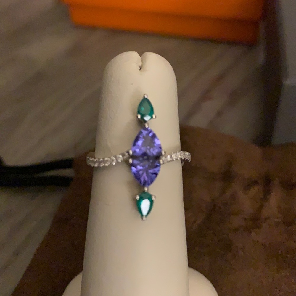 Tanzanite and emerald fashion ring